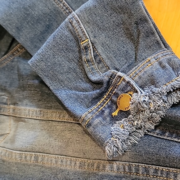 Crop Denim Raw Hem Jacket. NWOT - Picture 7 of 8